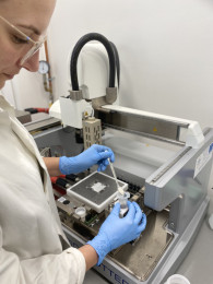 Dávkovanie materiálu do tlačovej kazety pre proces 3D biotlače (TUKE)