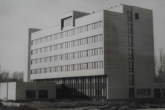 Prevádzková budova po dostavaní v roku 1988