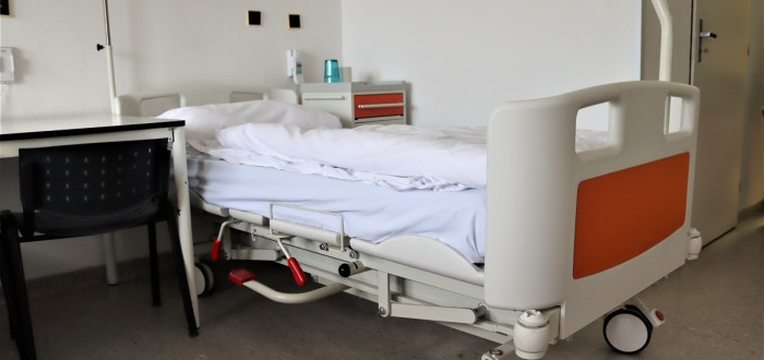 Lôžkové oddelenie má nové nemocničné postele a stolíky