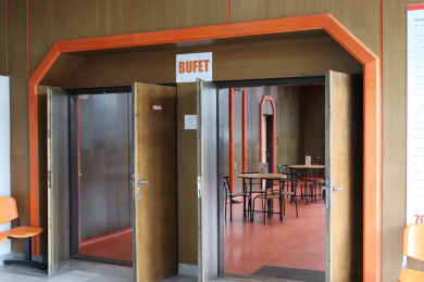 Bufet je situovaný pri vchode na prízemí budovy NÚRCH-u